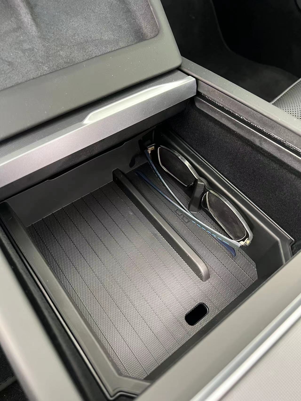 焕新版Model3中控扶手箱抽屉式推拉设计储物盒